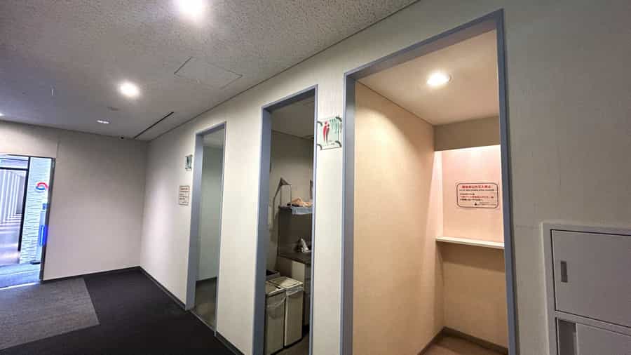 【女子トイレは共有部にございます】
