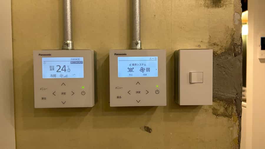 【空調と電気のリモコンは室内にございます】