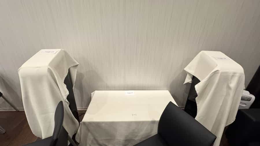 【※カバーが掛かっている物には触れないでください。】
