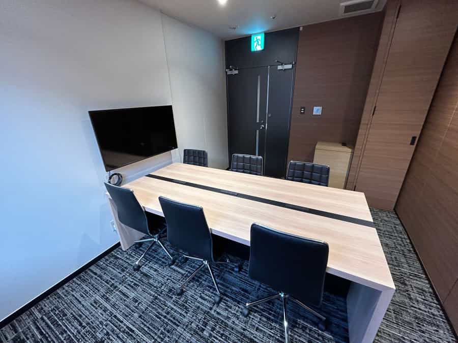 【テーブルの真ん中にもコンセントがあるのでPCの充電をしならが利用ができます】 - EDGE名駅 Meeting Room 1の写真