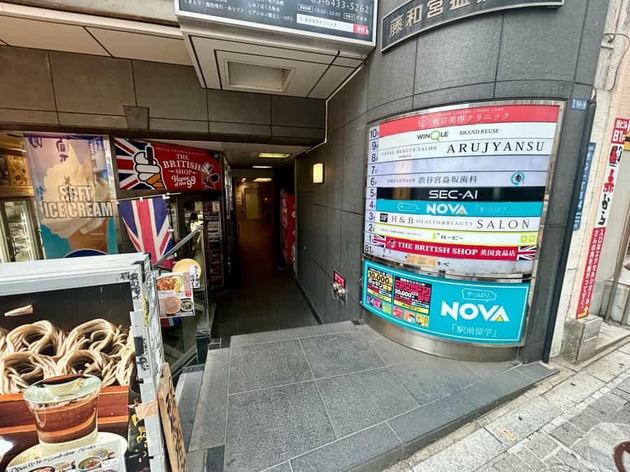 【ビル入口】