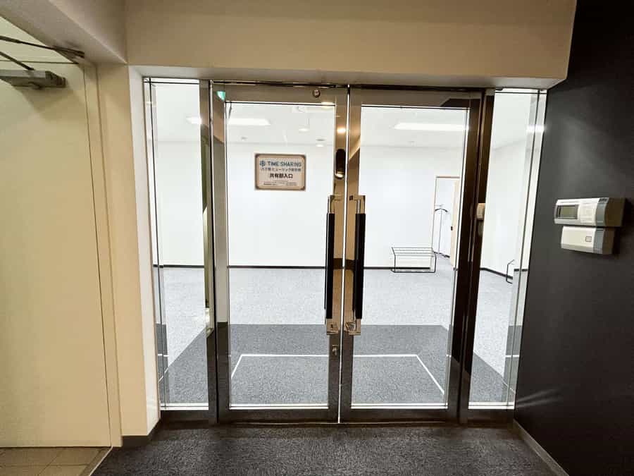 【共用部入口に電子キーが設置されております。入室案内をご確認のうえ暗証番号をご入力ください】 - TIME SHARING 京橋 SC新京橋ビル 7Bの写真