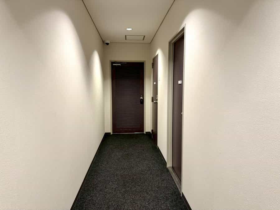 【共用部4(通路先の右側奥にある部屋が和室です。)】