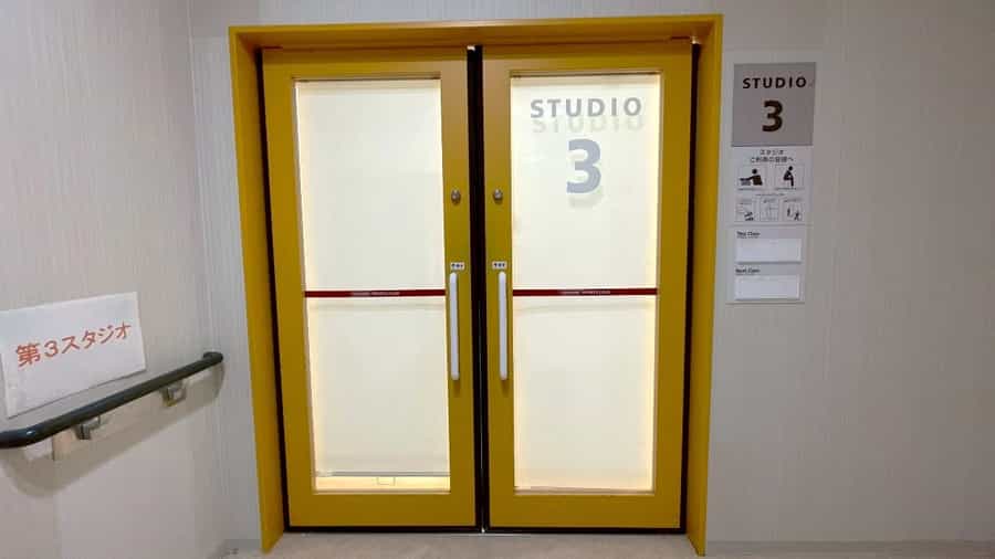 【スタジオ3入口※ご利用の際は、受付でお渡ししておりますプレートを挿し込みの上ご利用ください。】