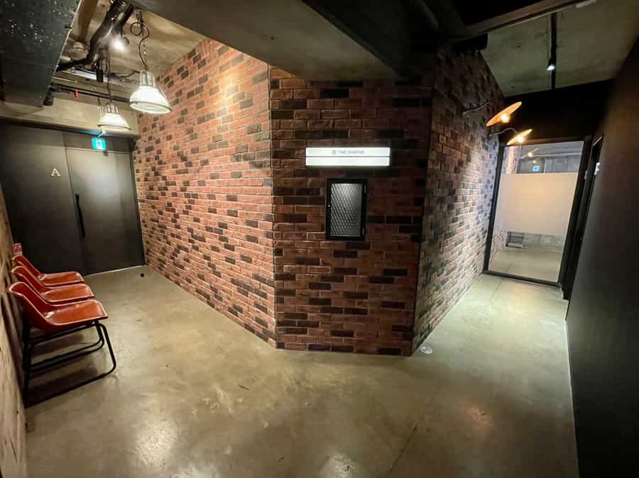 【共通扉を開けると、レンガ調のおしゃれな廊下があります】 - TIME SHARING 田町赤羽橋 8Bの写真