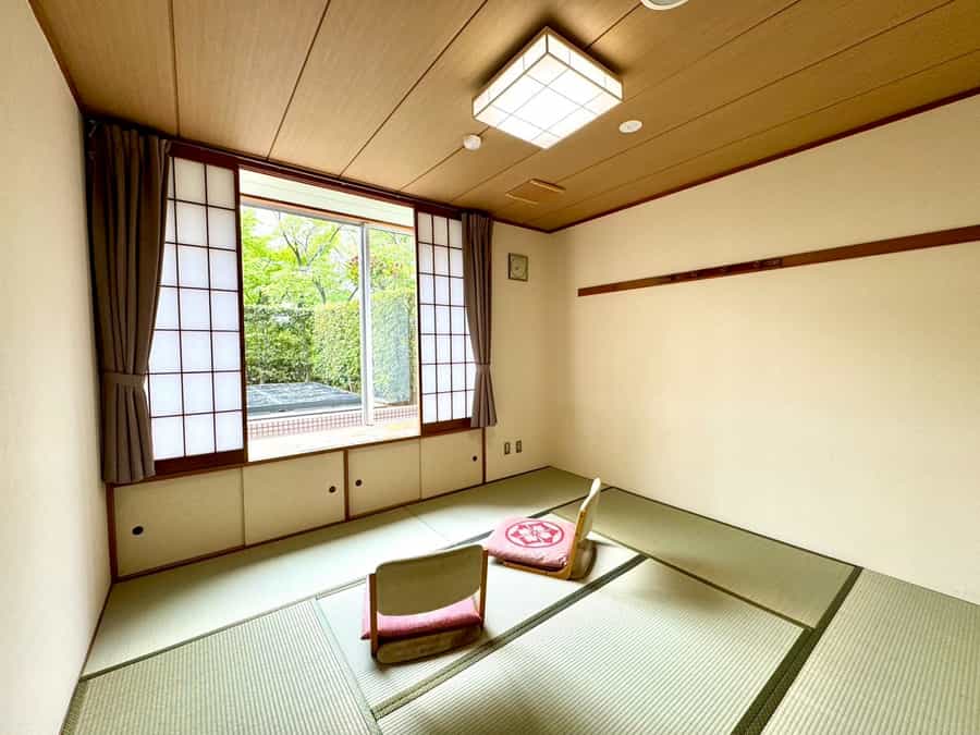 【座椅子があるのでご自由にご利用ください。】