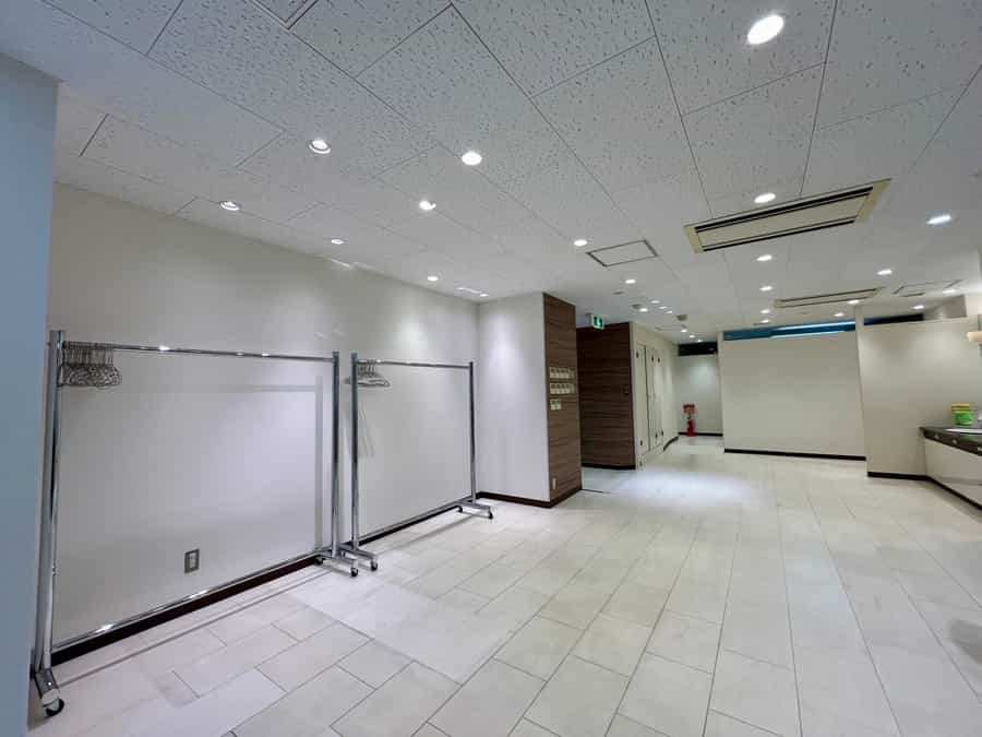 【入口は白を基調とした綺麗な内装です】 - TIME SHARING 渋谷東口 渋谷TRビル2Fの写真