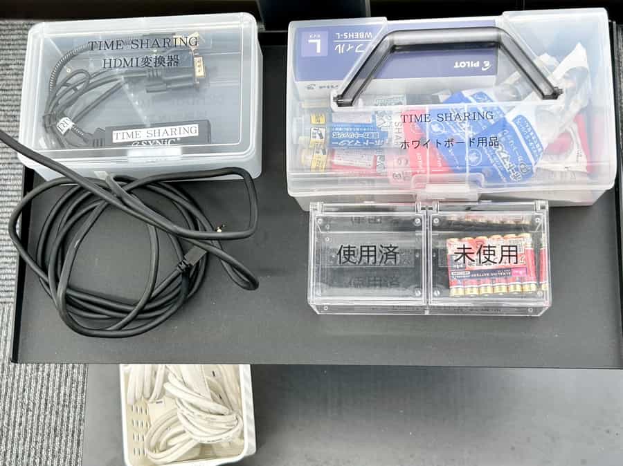 【モニター台には細かい備品を設置しております】 - TIME SHARING 横浜関内 セルテアネックス 3Aの写真