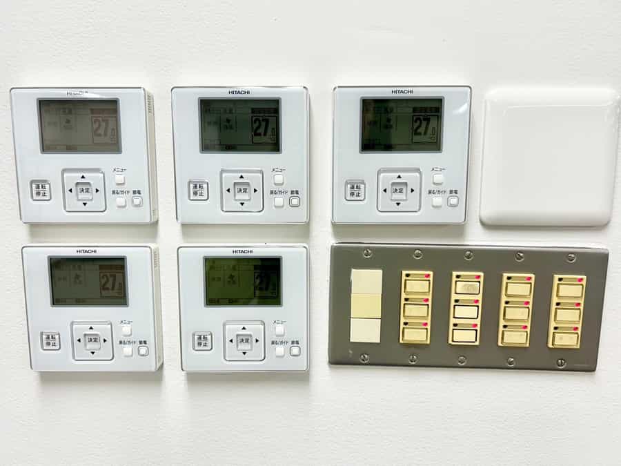 【室内に専用エアコンがあるので温度設定を自由に変更可能です。リモコンは入口入ってすぐ右の壁にございます】 - TIME SHARING 銀座三丁目ビルディング5Fの写真