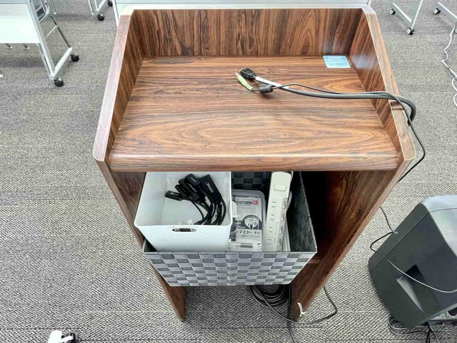 【司会台の中に、各種HDMI変換機、延長コード、ホワイトボードマーカーの予備が入っています】 - TIME SHARING 新宿7Aの写真