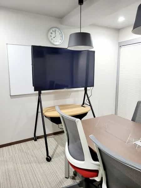 【55インチモニターです。HDMIケーブル付でパソコンへの接続も簡単です！】 - TIME SHARING ビステーション新横浜 ミーティングルームの写真