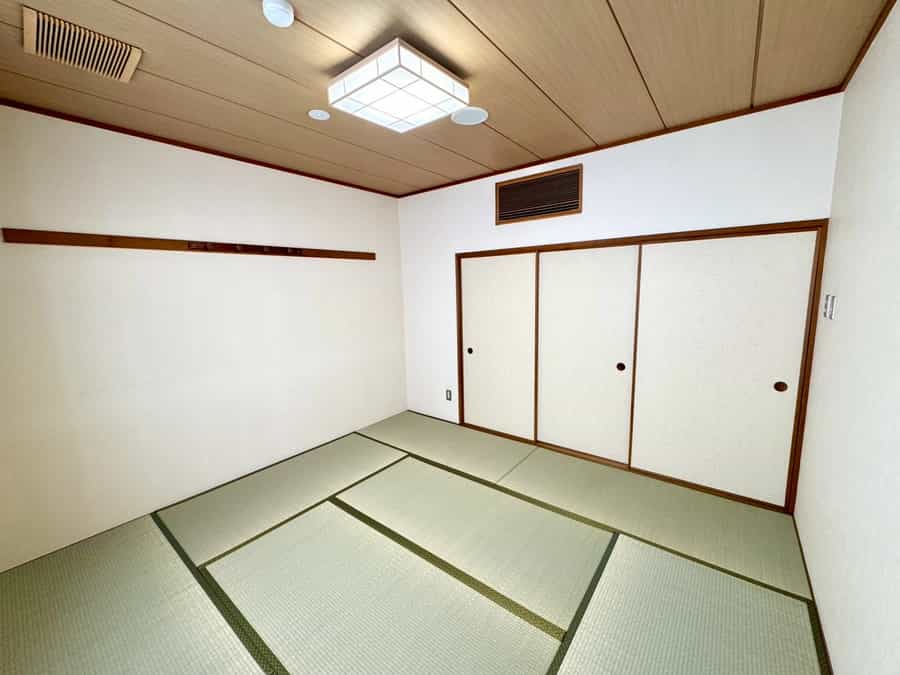 【8畳の広さがある和室です。】
