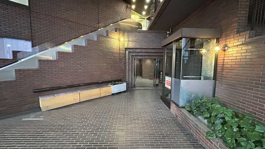 【※鍵はポスト内にございますので、1階エントランスへお進みください。】