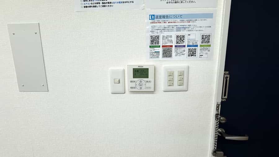 【電気・エアコンのスイッチは入り口付近にございます。】