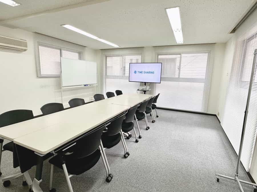 【窓にはブラインドを設置しているので、お好みに合わせて明るさを調整いただけます】 - TIME SHARING 小伝馬町 日本橋HRビル2Fの写真