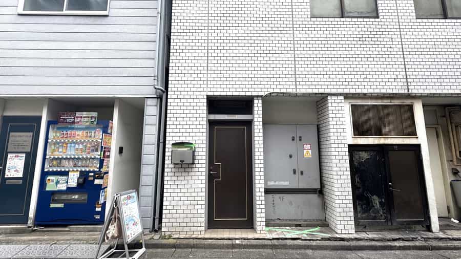 【ビル入口 ※やよい軒側ではなく、裏口側からの入館になります。】