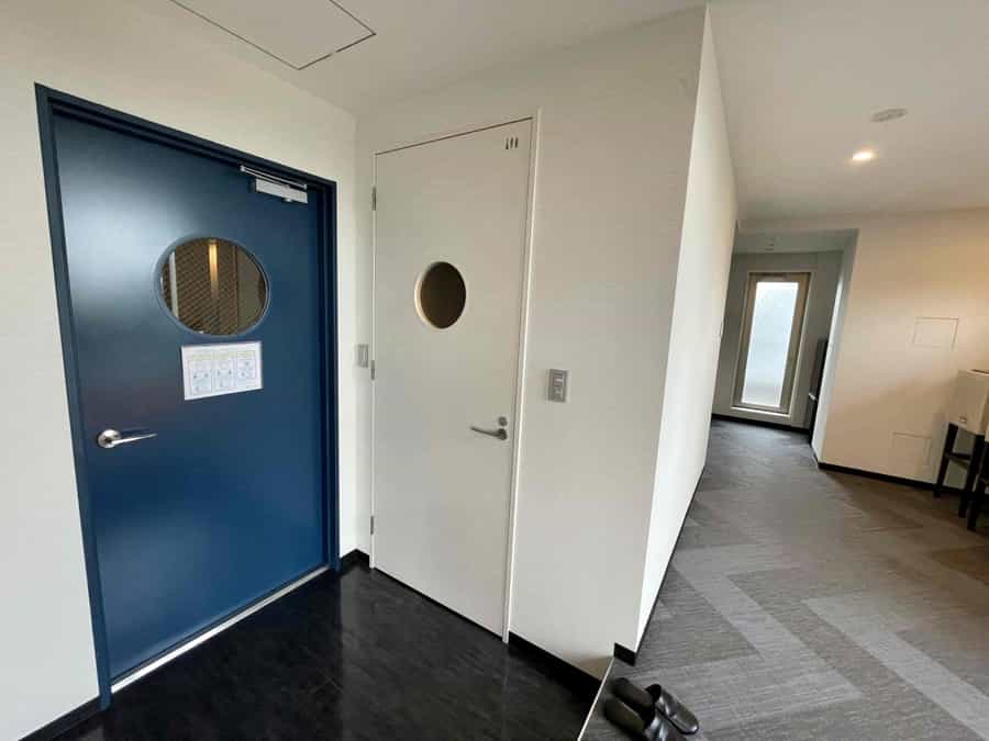 【トイレはスペース入口のすぐ横にございます】 - ザ・パークハビオ新宿 屋上スペースの写真