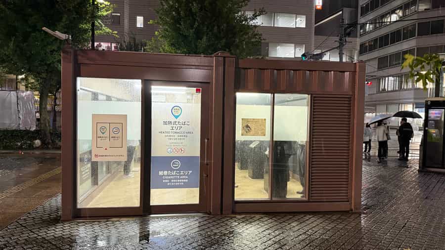 建物から徒歩約2分の公共喫煙所（会場外）。会場内・建物内およびビル周辺は禁煙です。
