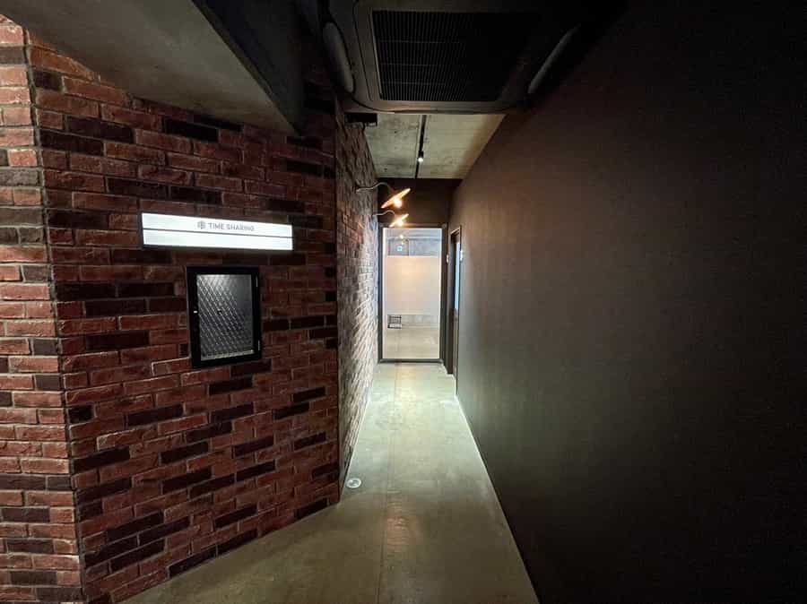 【右側の廊下を進むと「8B」会議室です】 - TIME SHARING 田町赤羽橋 8Bの写真