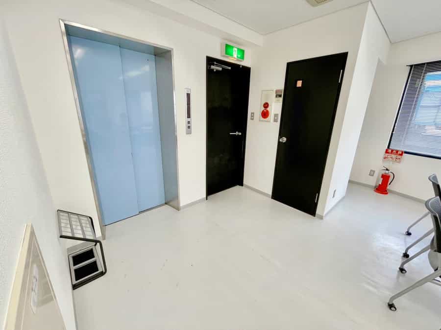【トイレは会議室後方、エレベーター横にございます】 - TIME SHARING 水道橋 三崎町TSビル 4Fの写真
