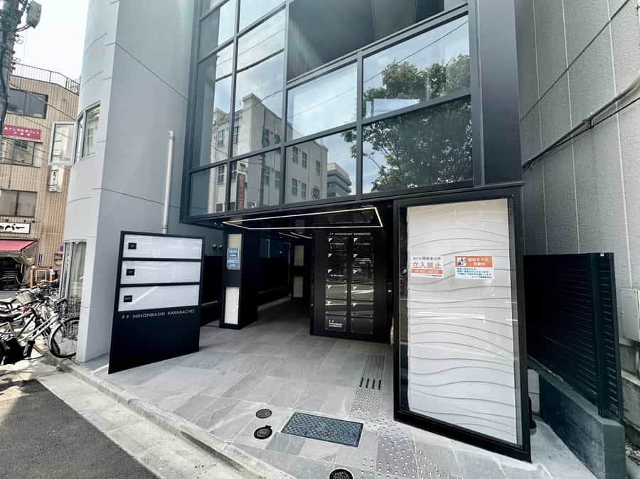 【「FF NIHONBASHI KAYABACHO」という表示がビル入口の目印です】 - TIME SHARING 茅場町 FF日本橋茅場町ビル4Fの写真