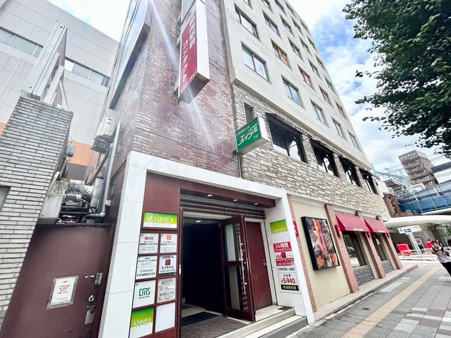 【ビルの左端に入口があります】 - TIME SHARING 横浜関内 セルテアネックス 3Bの写真