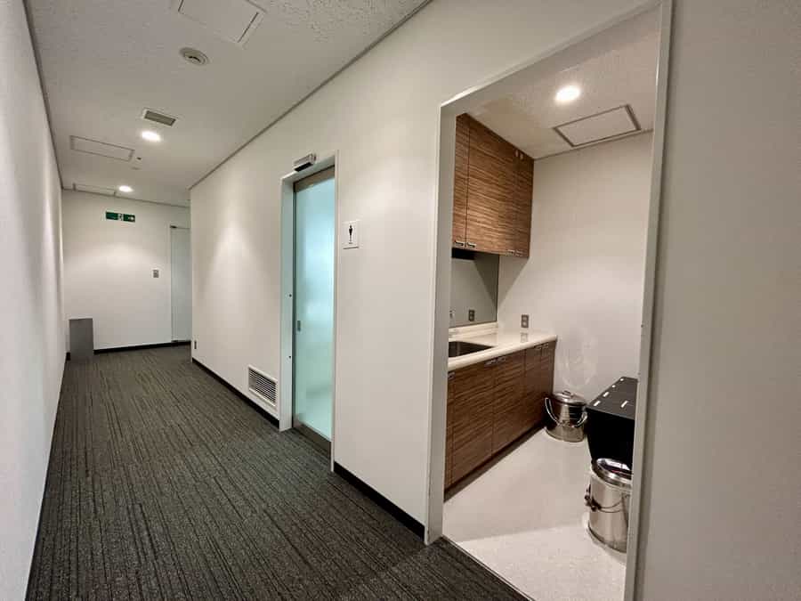 【給湯室・男子トイレ入口】