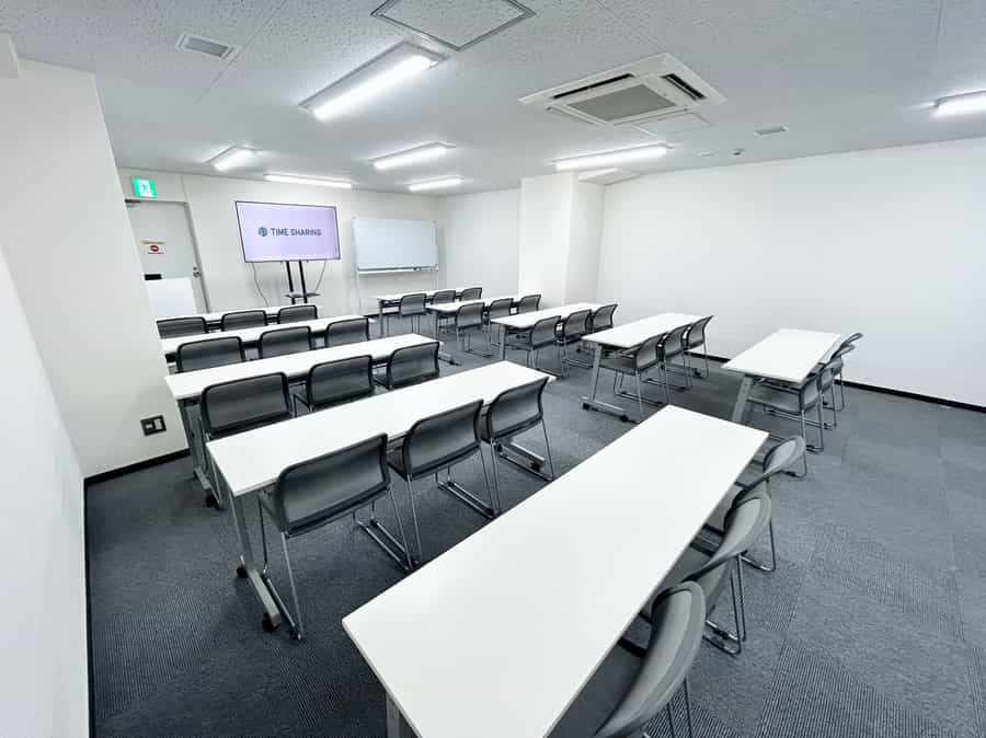 【会議室内の65インチモニター、司会台、ホワイトボードなどの備品は全て無料でお使いいただけます】 - TIME SHARING 横浜関内 セルテアネックス 3Cの写真