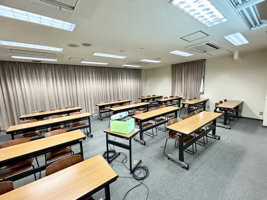 【プロジェクターもご利用いただけます】- 東京YWCA(御茶ノ水)貸し会議室 217室 -