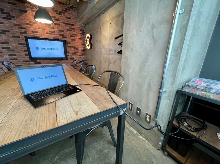【モニターへは、奥の備品棚付近に伸びているHDMIケーブルとお手持ちのPCを接続するだけで簡単に投影が出来ます】 - TIME SHARING 田町赤羽橋 8Cの写真