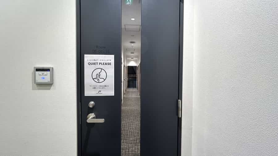 【扉横にある白いセンサーにカードキーを押しあてて、一番奥までお進みください。】