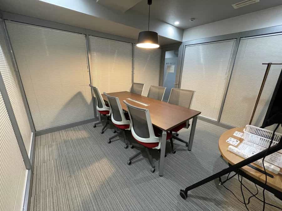 【約12㎡の使いやすい会議室】 - TIME SHARING ビステーション新横浜 ミーティングルームの写真