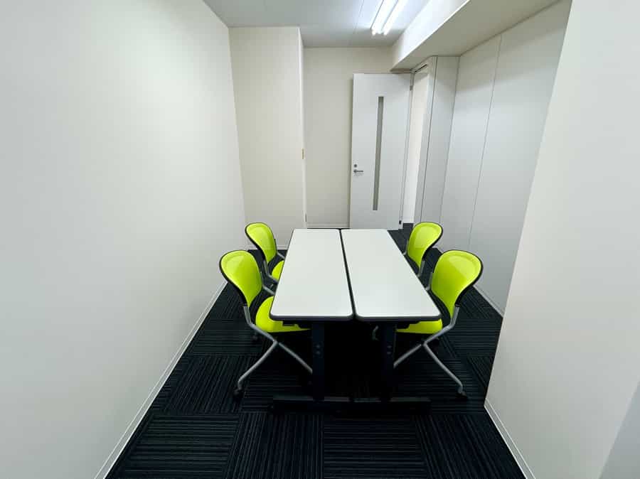 【室内後方に4名着席可能な控室あり】