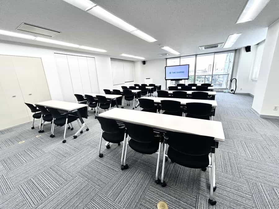 【会議室内の60インチモニター、司会台などの備品は全て無料でお使いいただけます】 - TIME SHARING 浅草SCRビル 6Aの写真