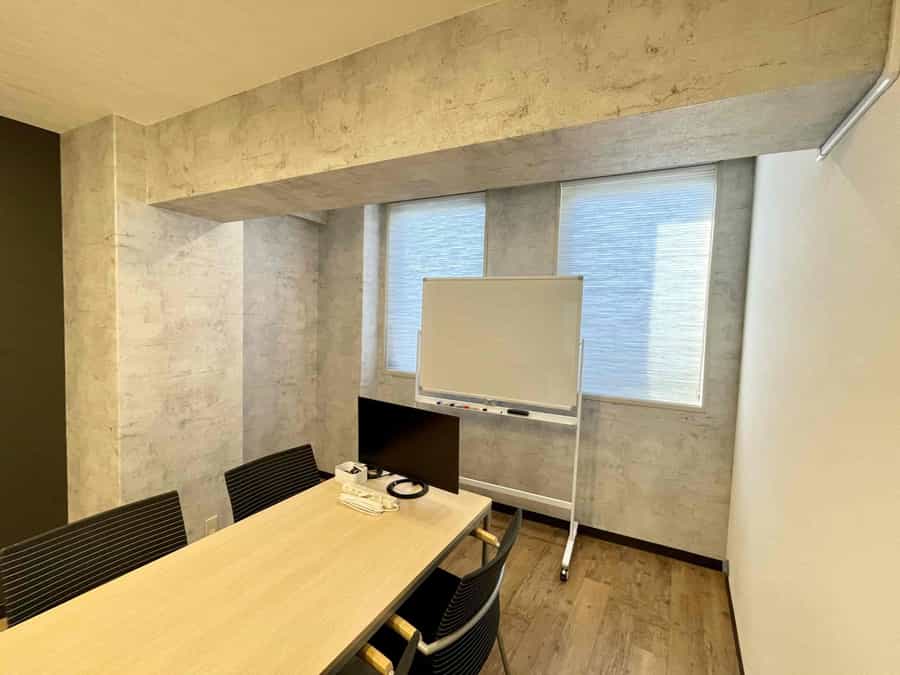 【天井の梁と壁・ブラインドの柄が統一されていて細かい部分もおしゃれです】 - TIME SHARING 四谷7Bの写真