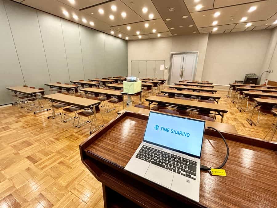 【司会台もご利用いただけます。】- 東京YWCA(御茶ノ水)カフマンホール -