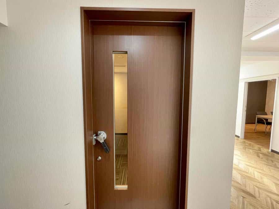 【お部屋のドアは密閉型のため、周囲の音が聞こえず、中の音は外に漏れません】 - TIME SHARING 四谷防音ルーム7Cの写真