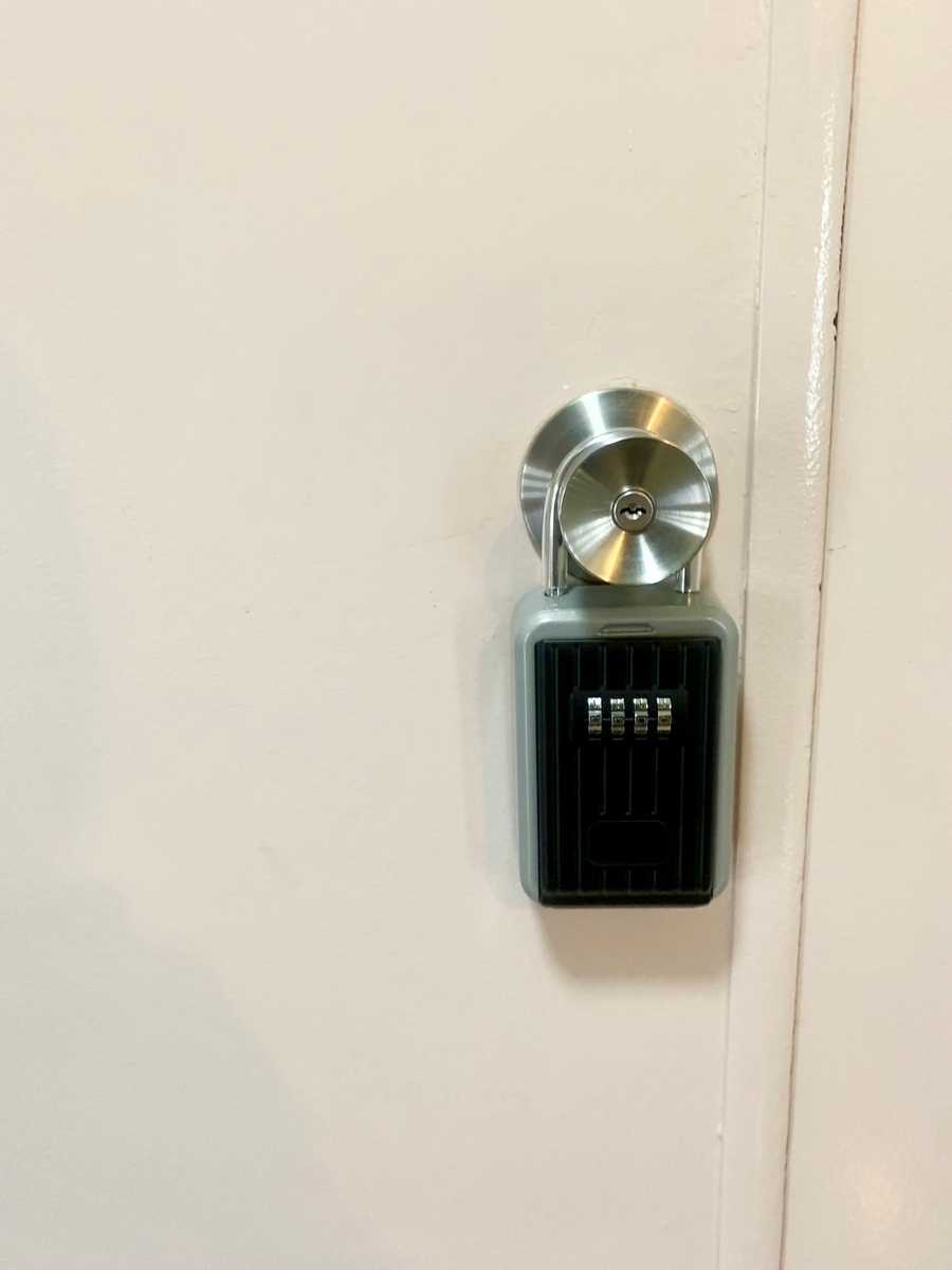 【扉のドアノブについているキーボックスを、予約完了メールに記載している方法で解錠し、中から鍵を取り出してご入室いただきます】 - TIME SHARING 飯田橋 第二東文堂ビル 7Fの写真