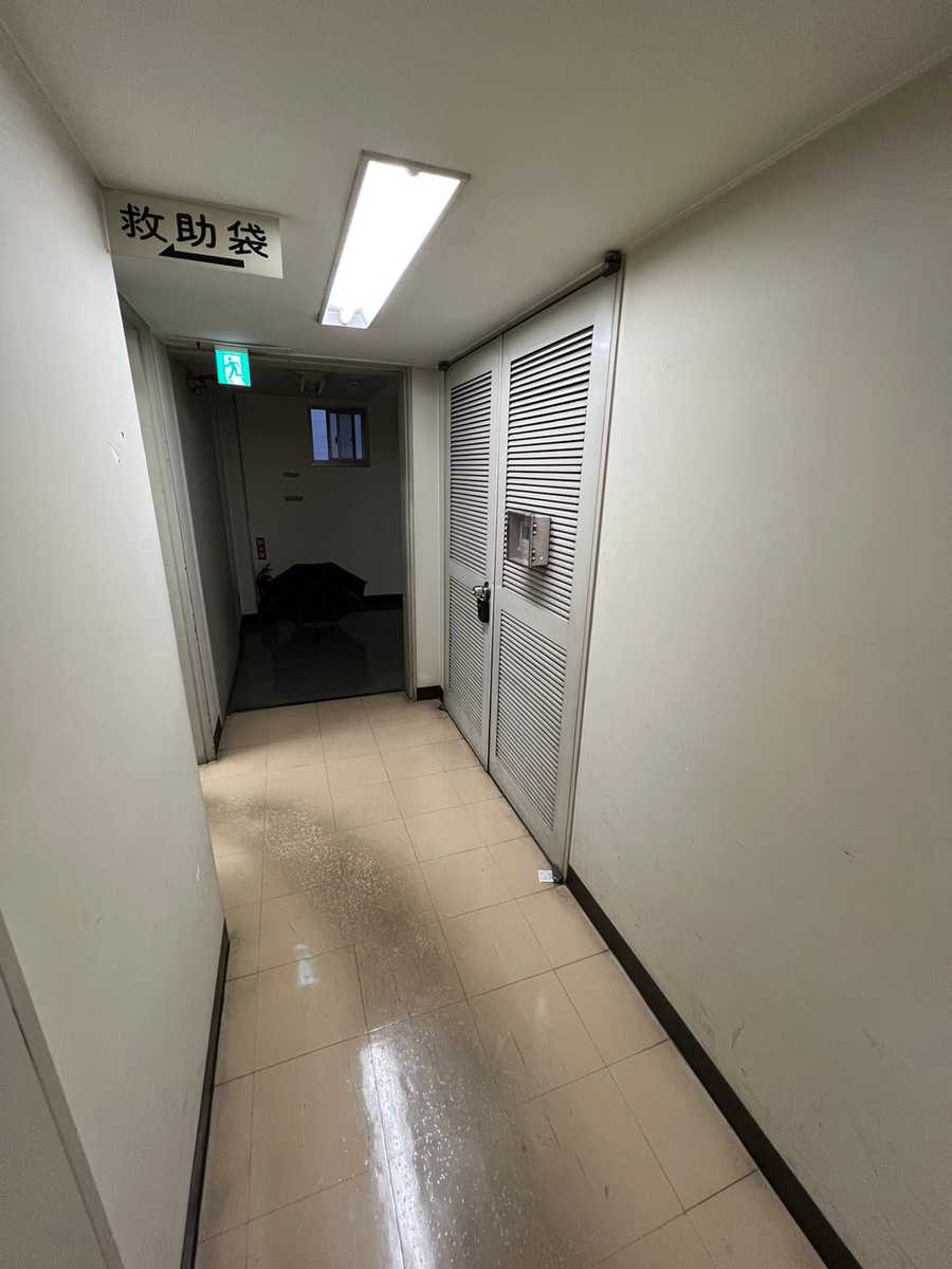 【救助袋側に進むと会議室があります。エアコンスイッチは向かい側の扉にあります。】 - TIME SHARING 新宿8Aの写真
