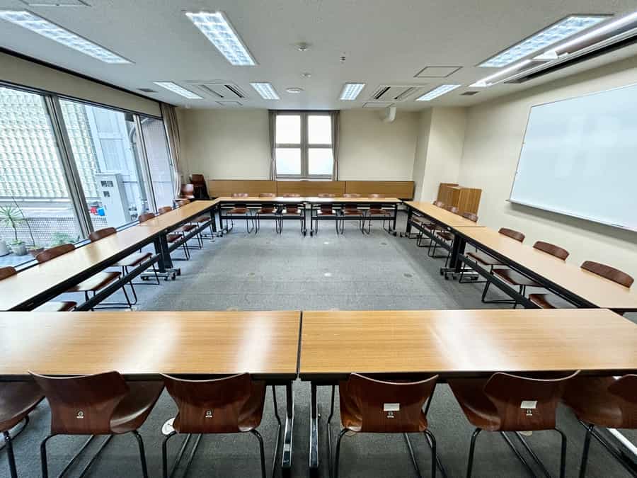 【口の字形式24名※デフォルトレイアウト】- 東京YWCA(御茶ノ水)貸し会議室 217室 -