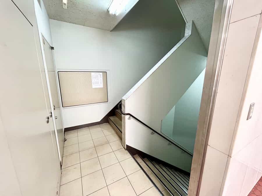 【こちらの階段で2階へお上がりください】 - TIME SHARING 飯田橋 第一勧銀稲垣ビル 2Aの写真