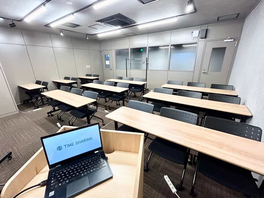 【廊下側は磨りガラスになっています】 - WORKING PARK EN 410号室<リビエラ南青山ビル>の写真
