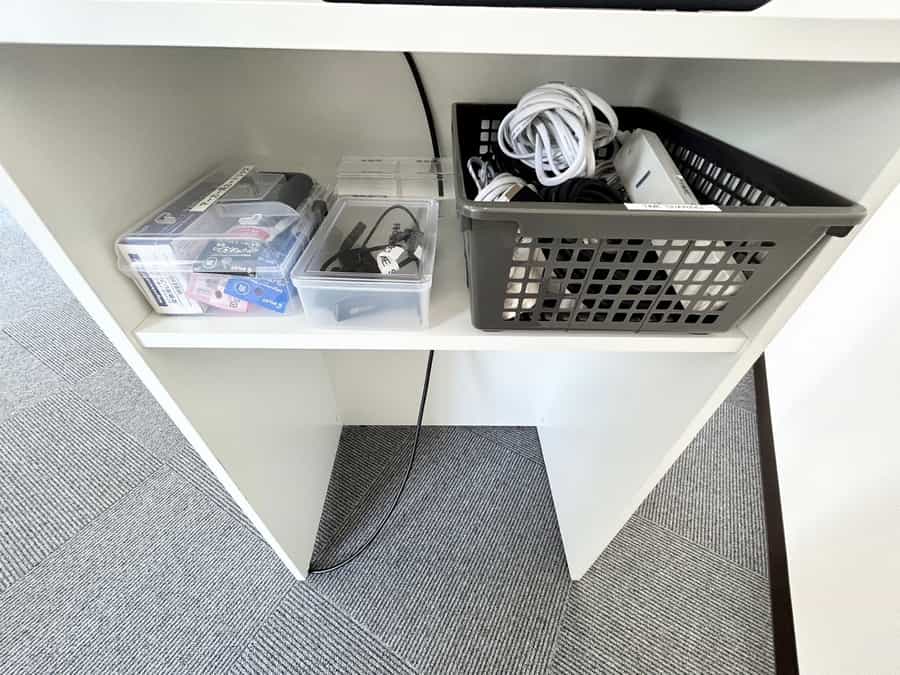 【延長コードなどの備品は司会台の下にあります】 - TIME SHARING 横浜関内 セルテアネックス 3Bの写真
