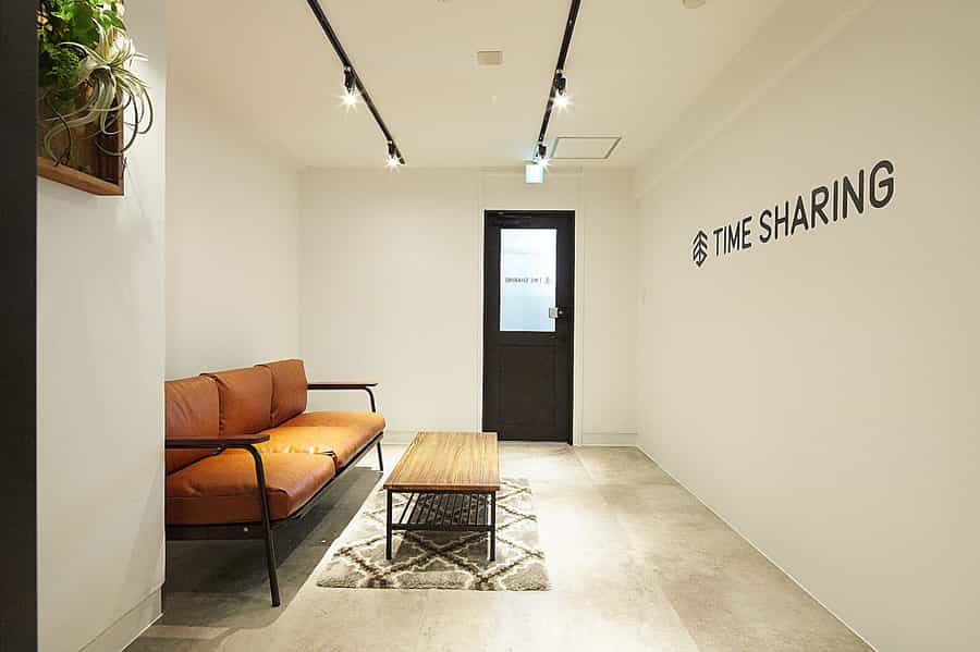 前室はソファ&ローテーブルで控室利用も可能 - TIME SHARING 渋谷青山通り3Fの写真