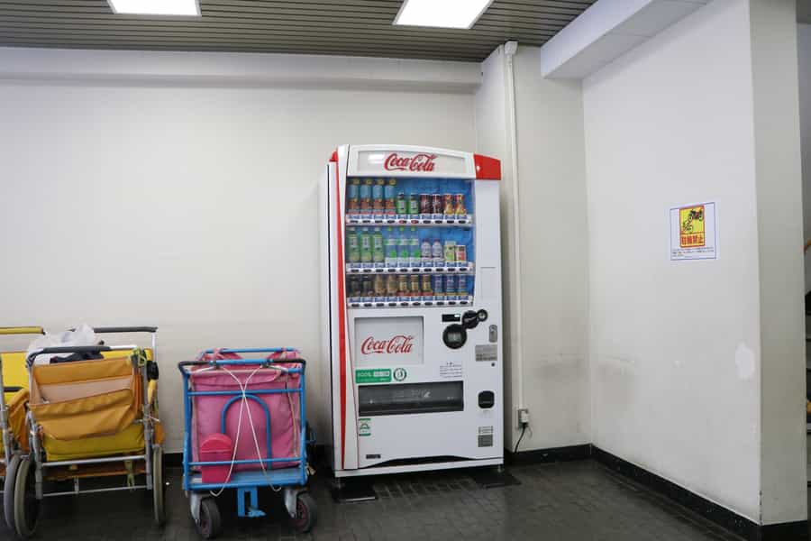 1階エレベーターホールには自動販売機が1台あります。 - TIME SHARING 蒲田 第二美須ビルの写真