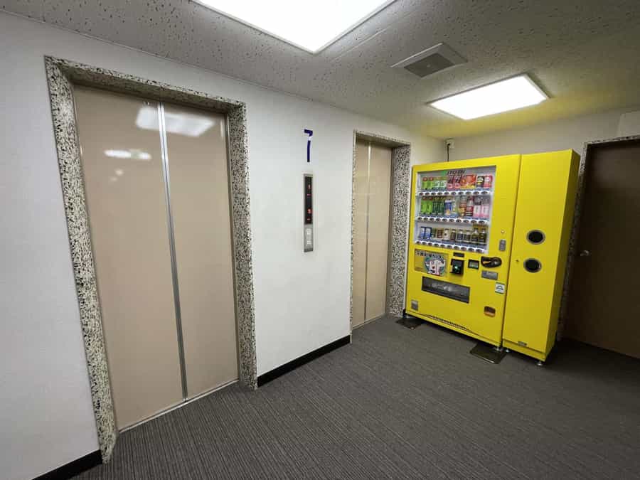 【7階エレベーター前にも自動販売機が1台あります】 - TIME SHARING 渋谷ワールド宇田川ビル7Aの写真