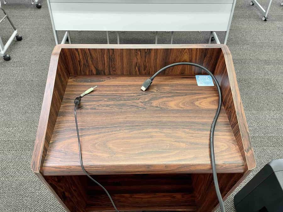 【司会台には、機器と接続済みのHDMIケーブル・イヤホンジャックケーブルを設置しています】 - TIME SHARING 新宿7Aの写真