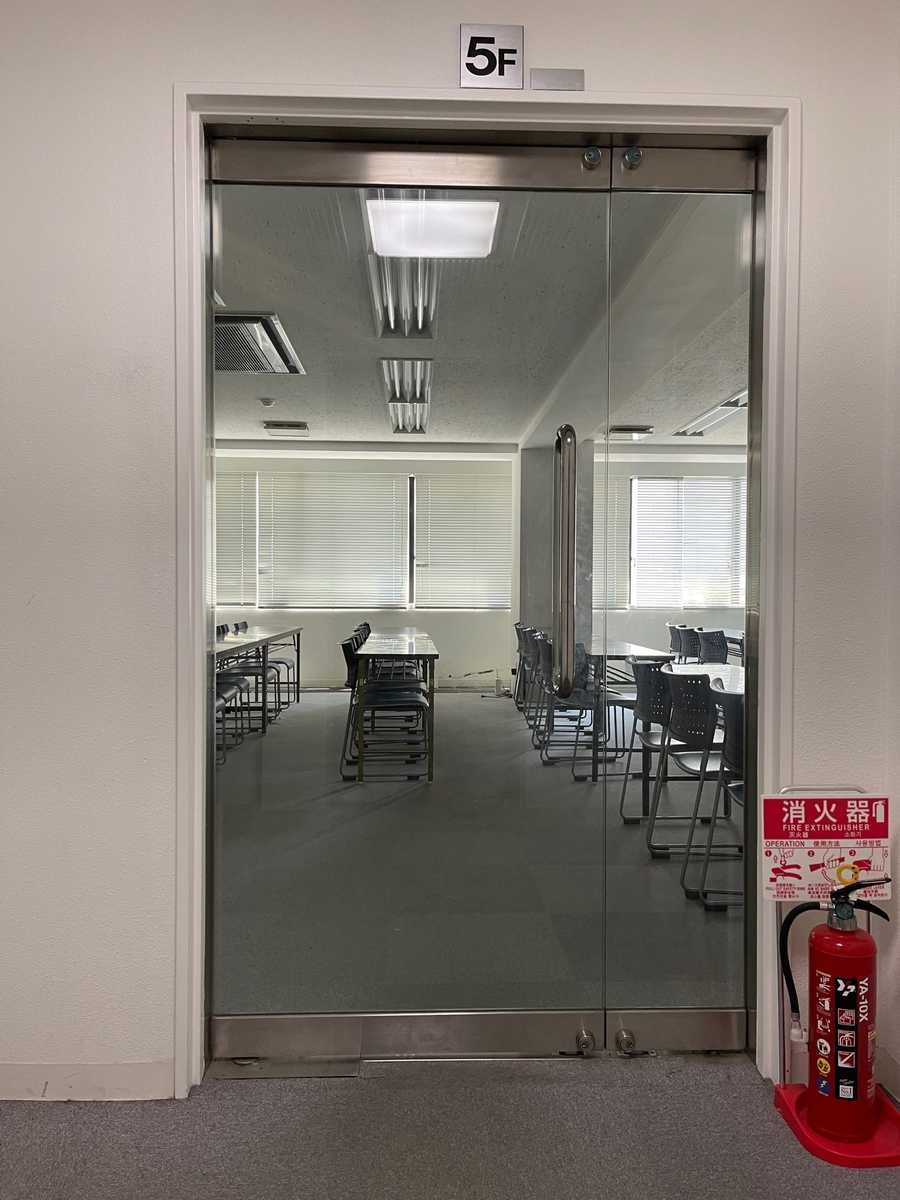 会議室入口（ガラス扉） - 朝日ビル5F 貸会議室の写真