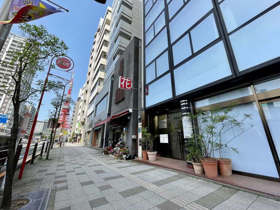 【東京タワーを正面に見て、お花屋さんのすぐ手前が当ビルです】 - TIME SHARING 田町赤羽橋 8Aの写真