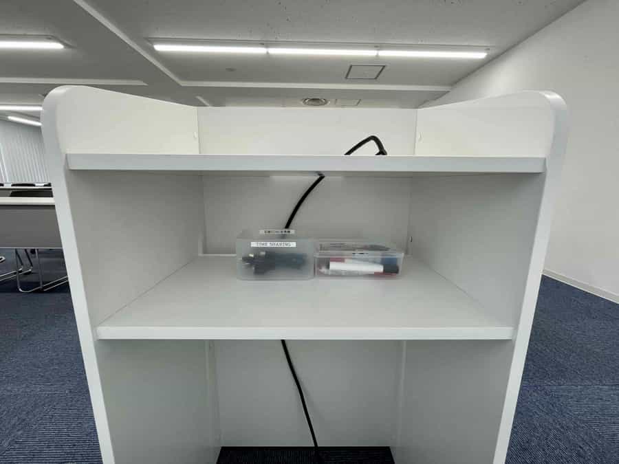 【各種HDMI変換機、ホワイトボード用品は司会台の中にあります】 - TIME SHARING 新宿8Aの写真